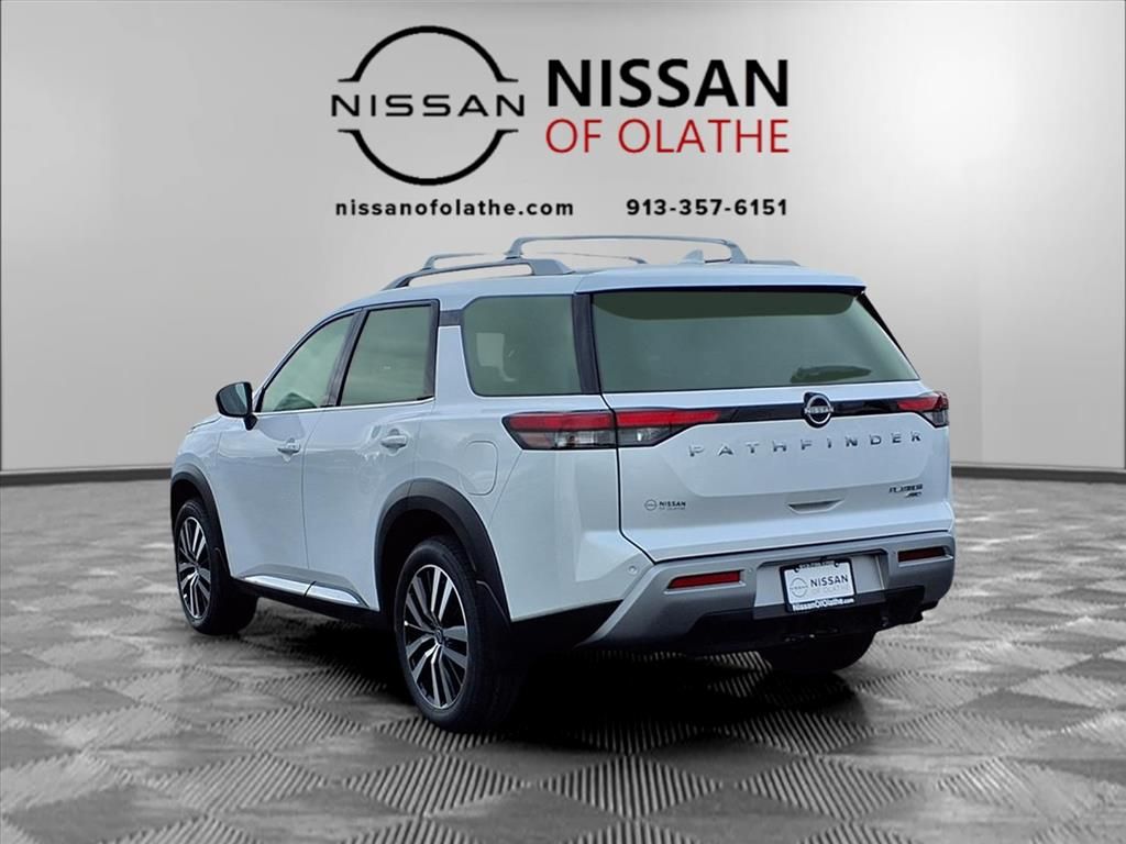 2025 Nissan Pathfinder Platinum photo 3