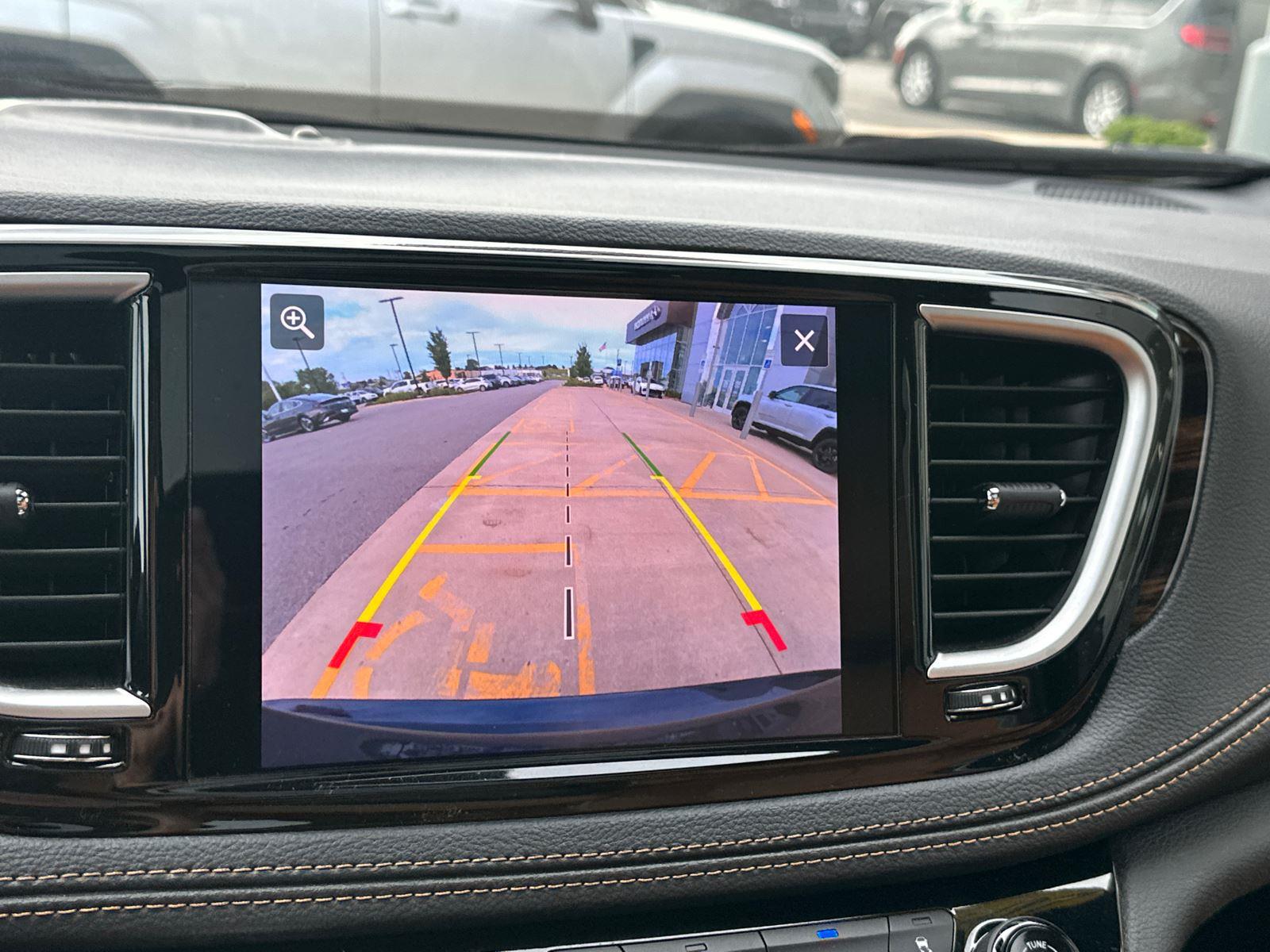 2023 Chrysler Pacifica Hybrid Pinnacle photo 24