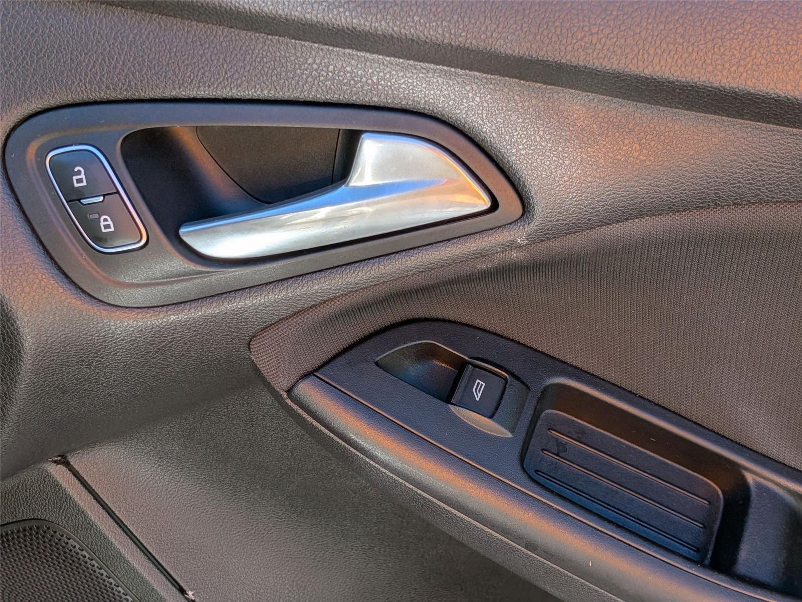 2018 Ford Focus SE photo 34
