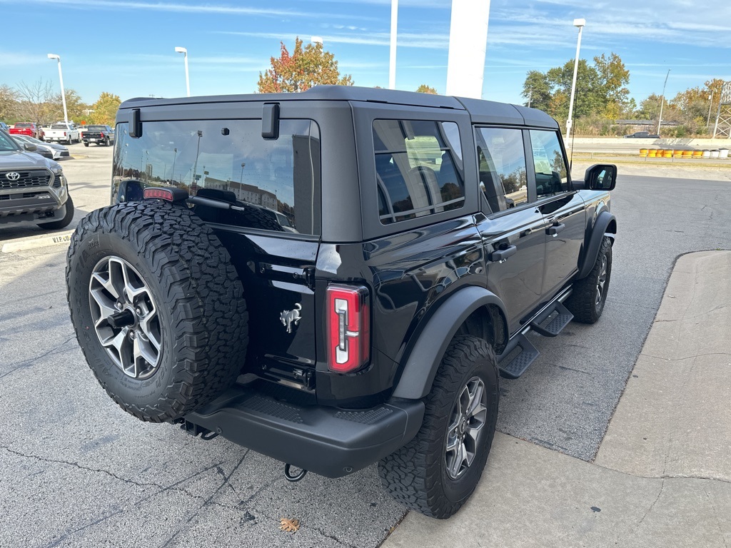 2023 Ford Bronco Badlands photo 2