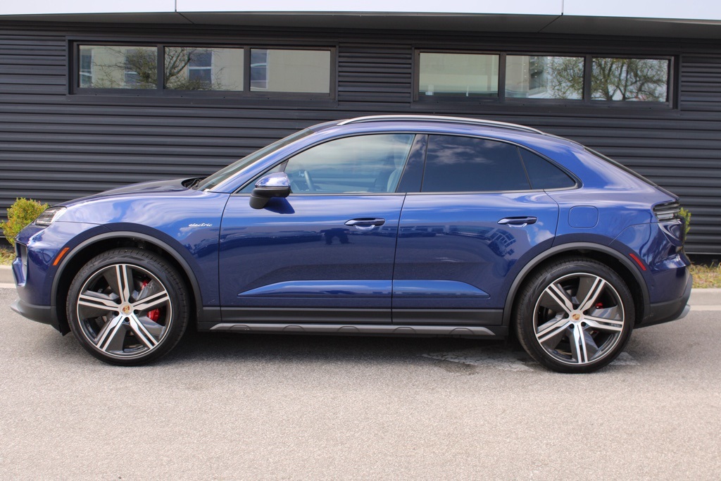 2025 Porsche Macan Electric photo 2