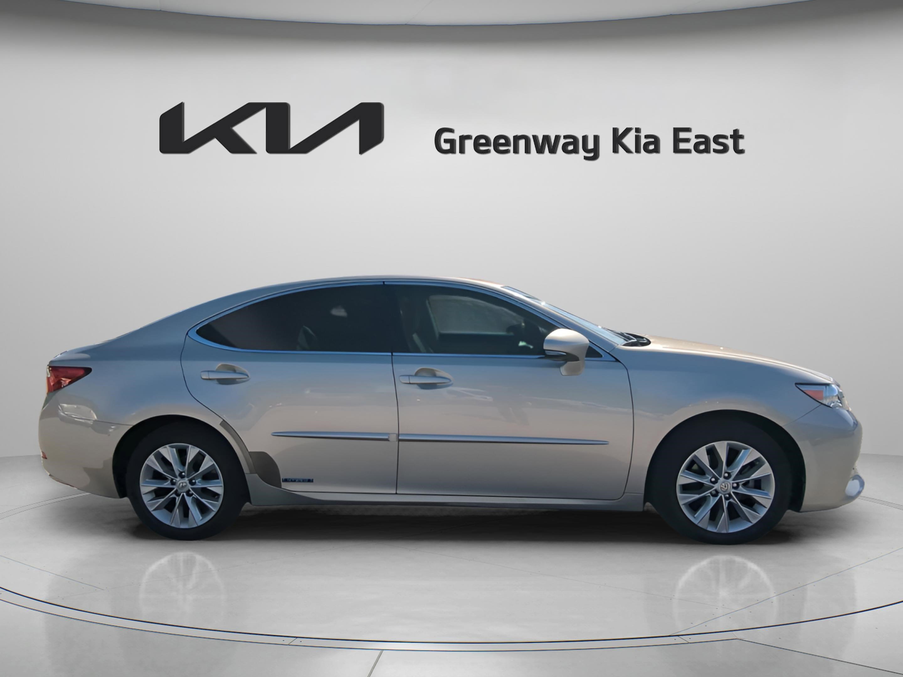 2014 Lexus ES 300h's photo