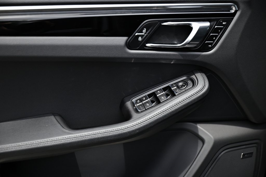 2025 Porsche Macan T photo 20