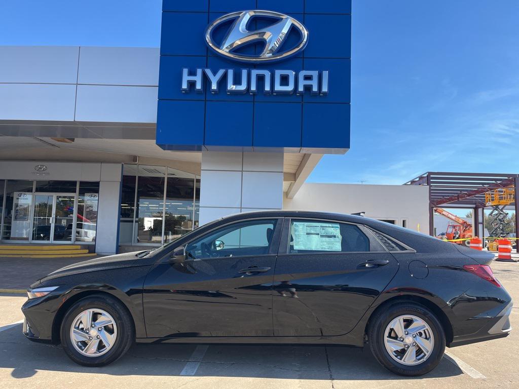 2025 Hyundai Elantra SE's photo