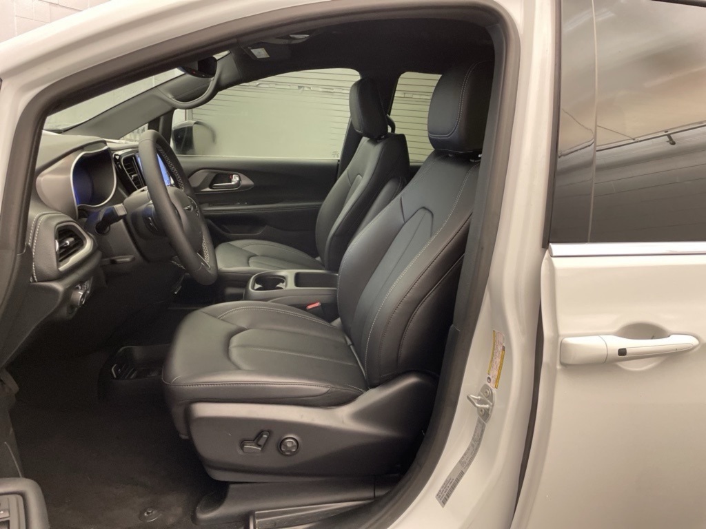 2026 Chrysler Pacifica photo 12