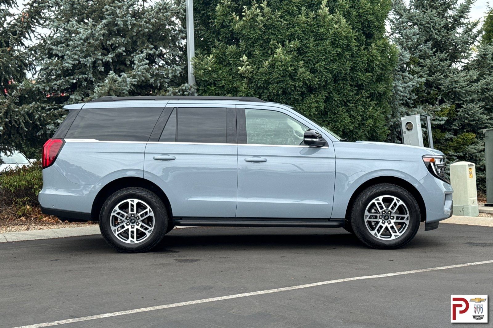 2025 Ford Expedition photo 2