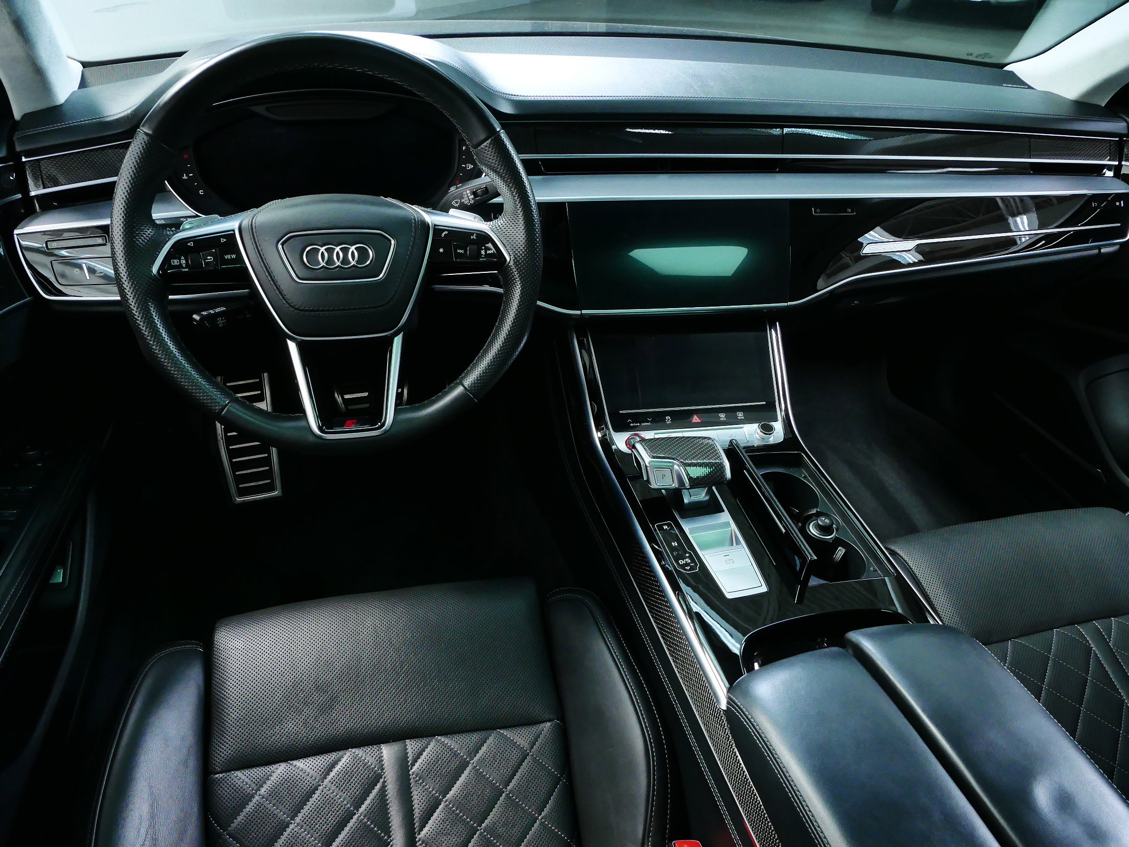 2022 Audi S8 4.0T Quattro photo 2