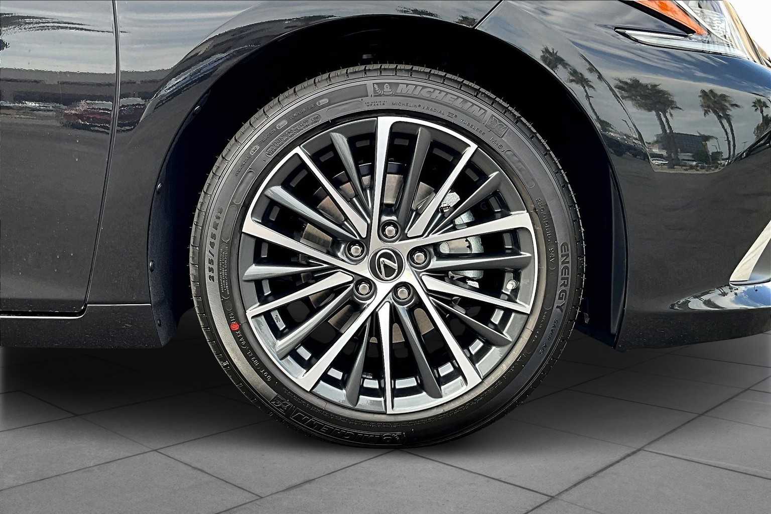 2025 Lexus ES 350 photo 9