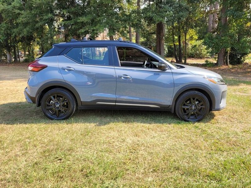 2023 Nissan Kicks SR photo 9
