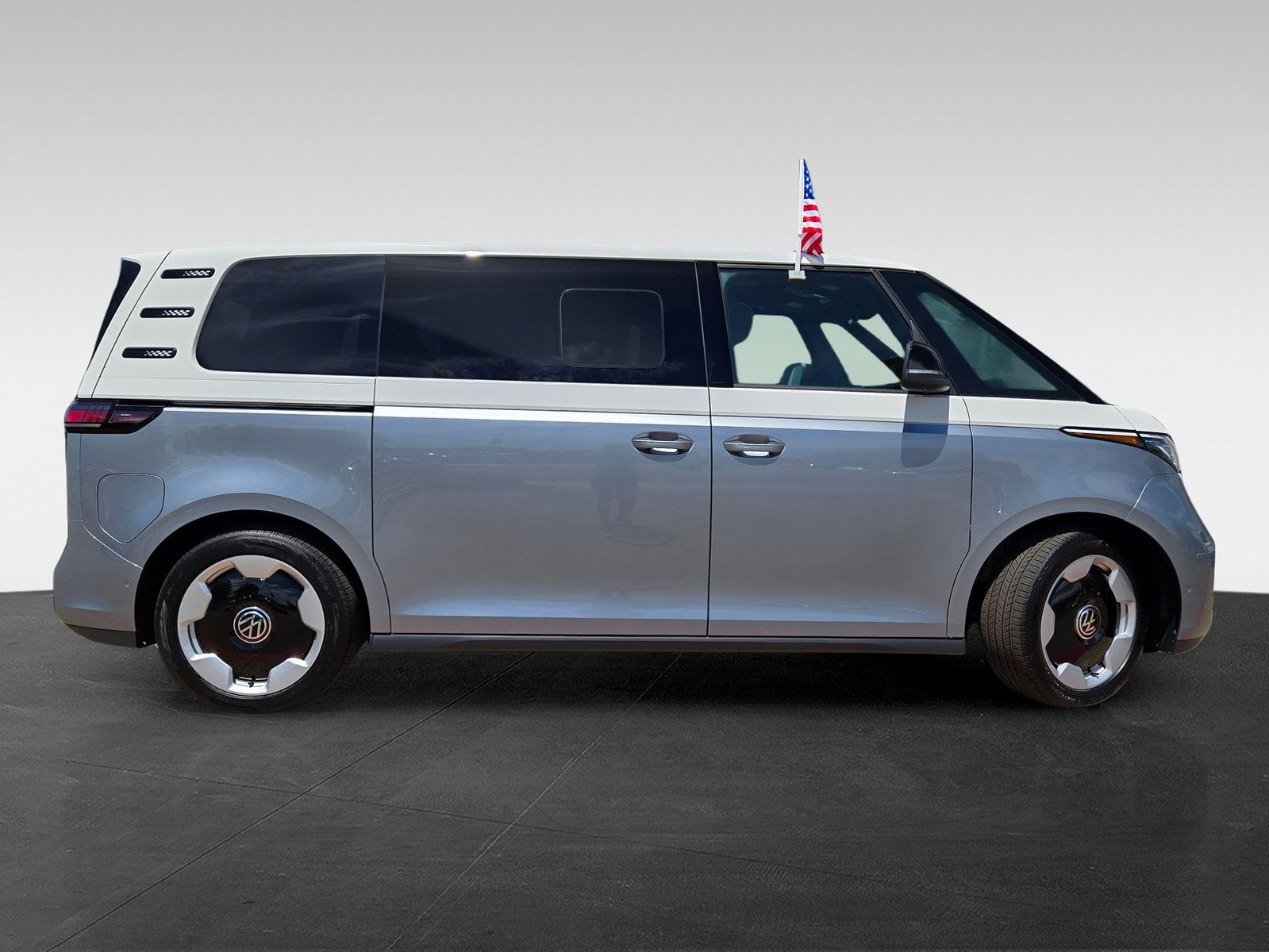 2025 Volkswagen ID. Buzz Pro Plus photo 3