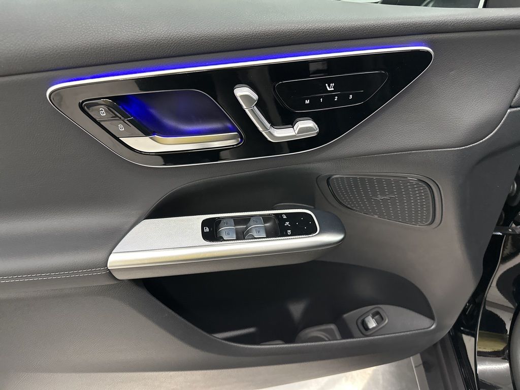2025 Mercedes Benz GLC 300 photo 6