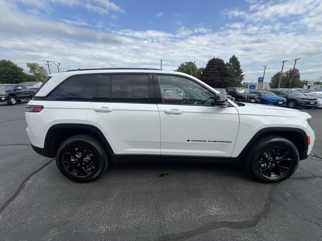 2025 Jeep Grand Cherokee Altitude photo 2