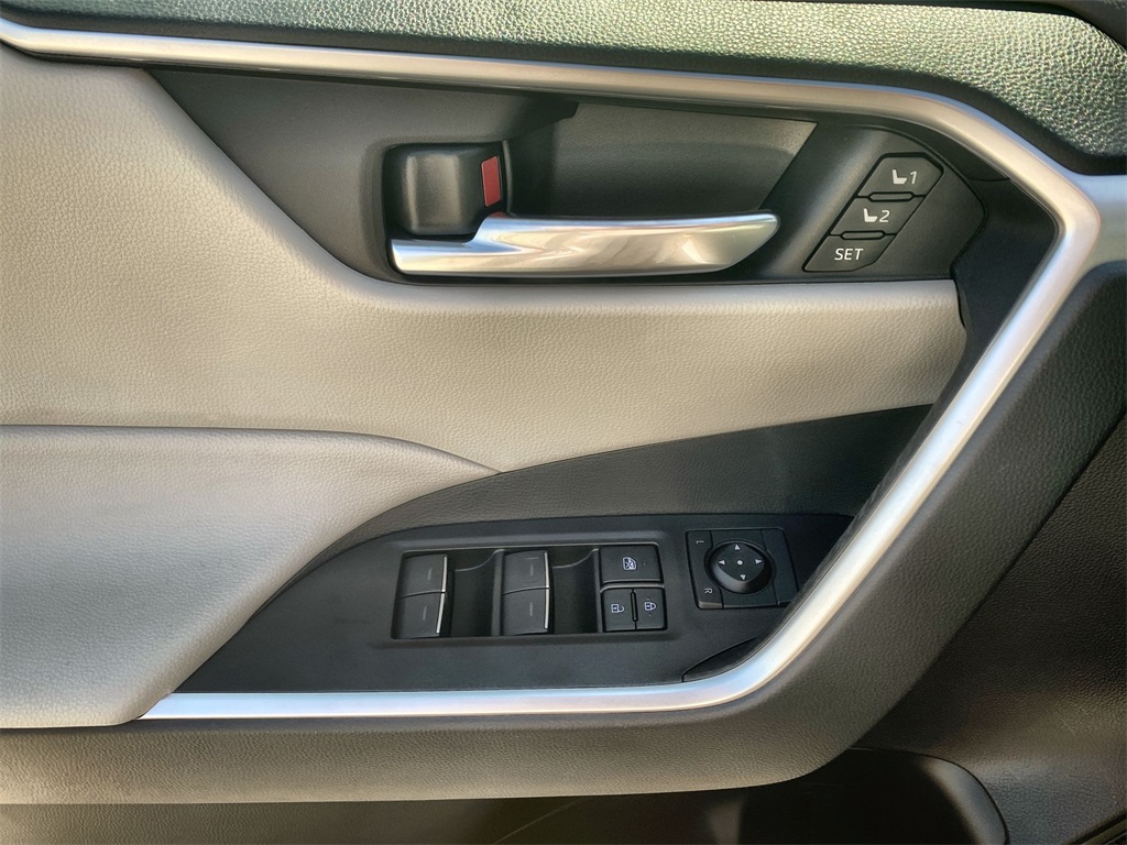2022 Toyota RAV4 XLE Premium photo 15