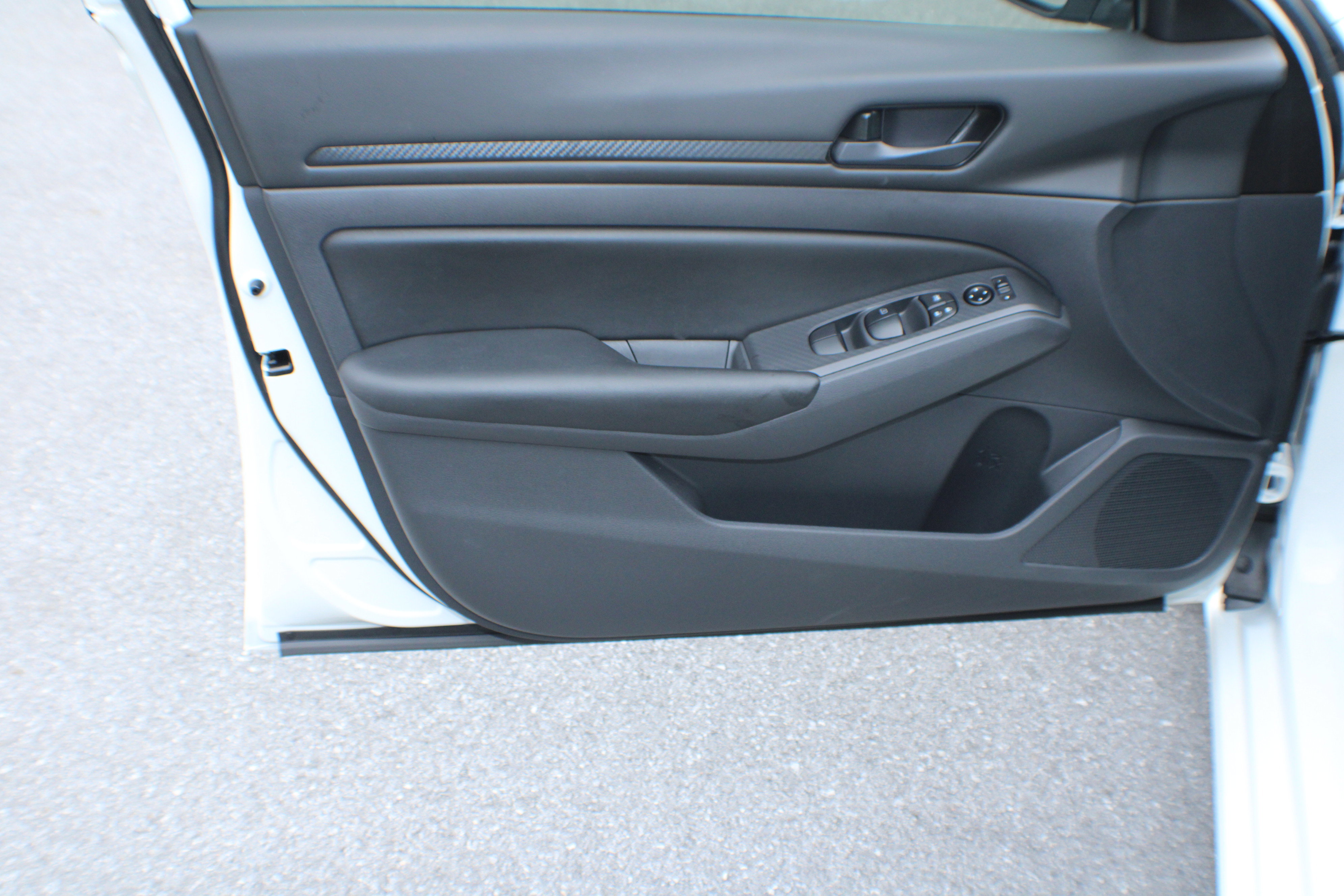 2025 Nissan Altima S photo 3