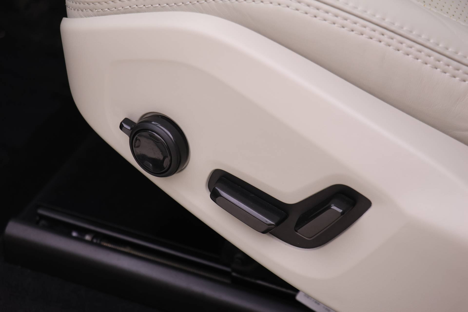 2023 Volvo XC60 B5 Ultimate photo 19
