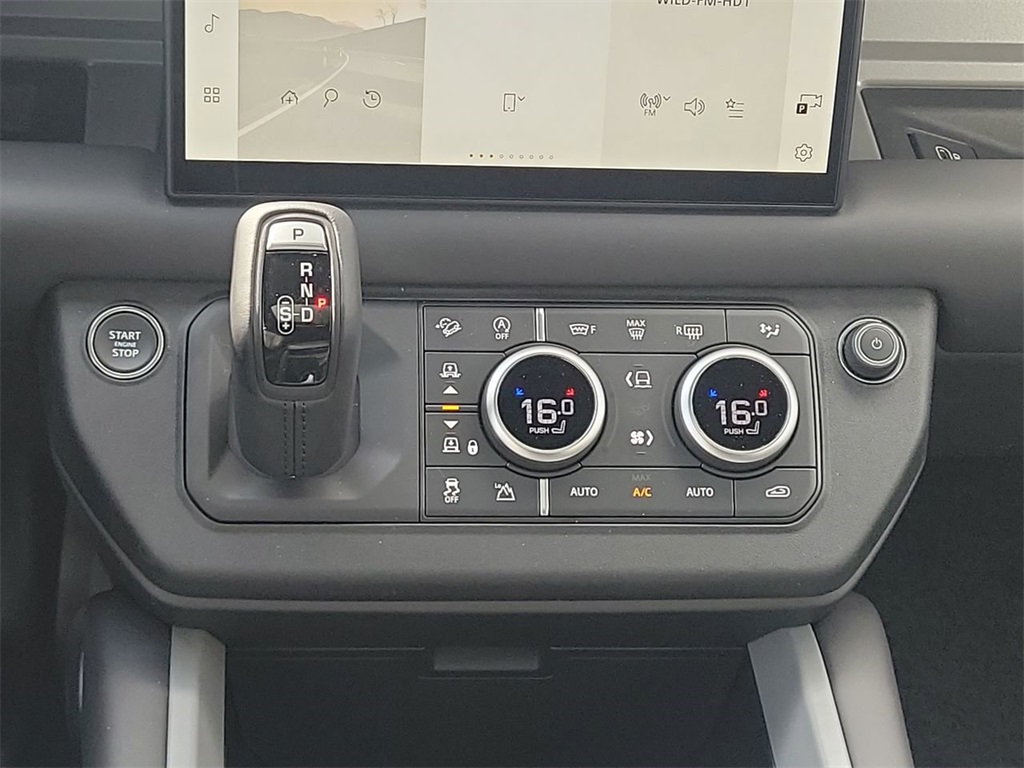 2025 Land Rover Defender 130 V8 photo 17