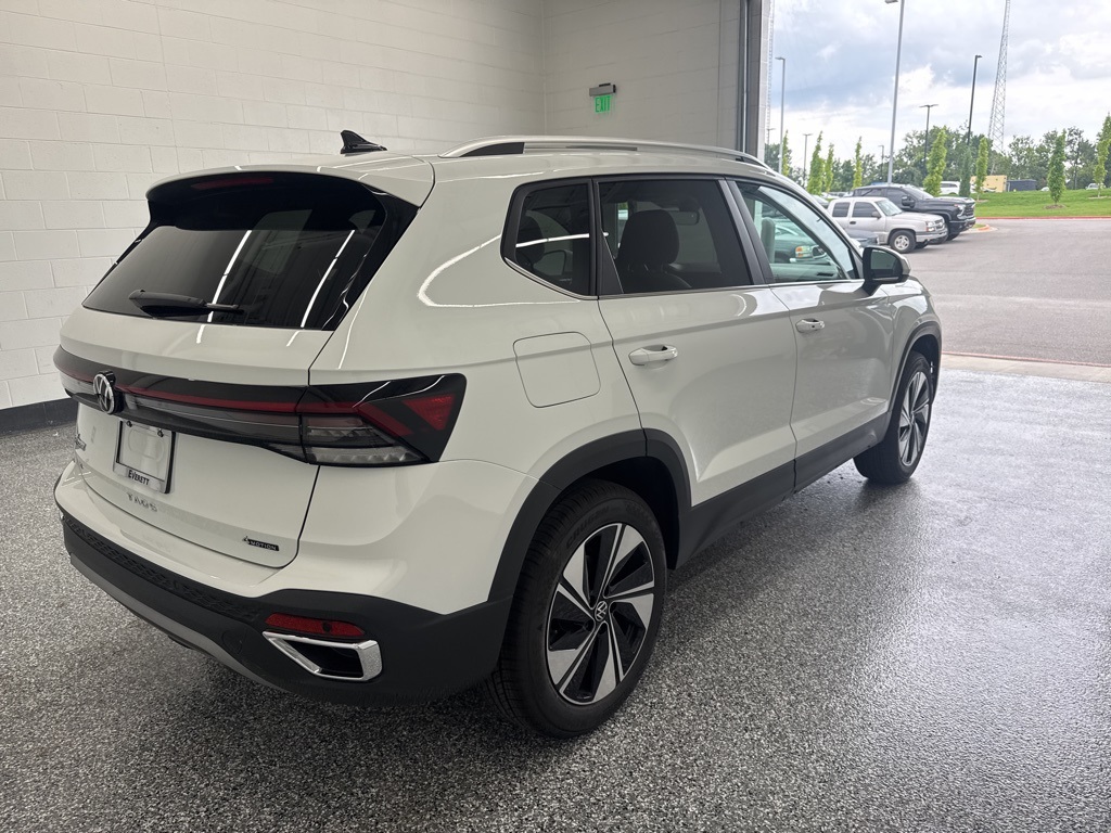 2025 Volkswagen Taos SE photo 4