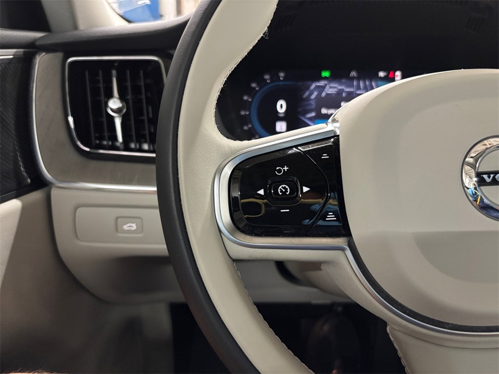 2023 Volvo XC60 B5 Plus photo 25