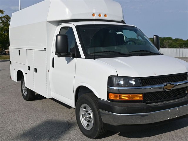 2025 Chevrolet Express Cutaway Base's photo
