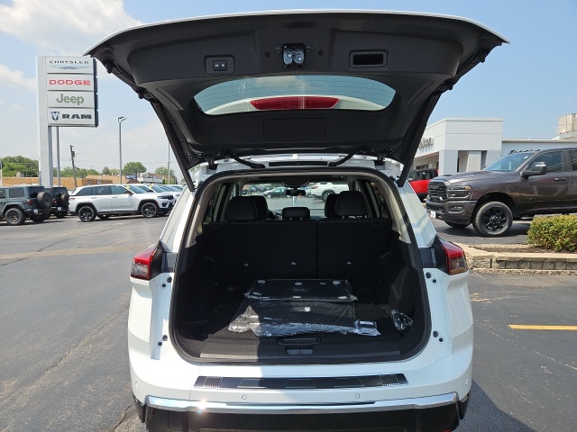 2025 Nissan Rogue Platinum photo 4