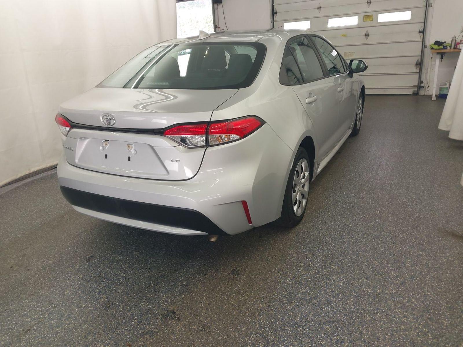 2022 Toyota Corolla LE photo 2