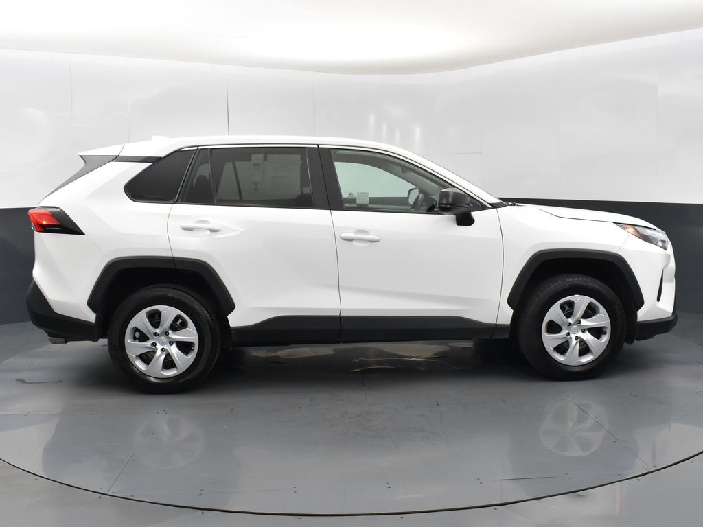 2024 Toyota RAV4 LE photo 4