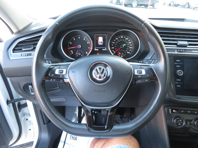 2020 Volkswagen Tiguan SEL photo 25