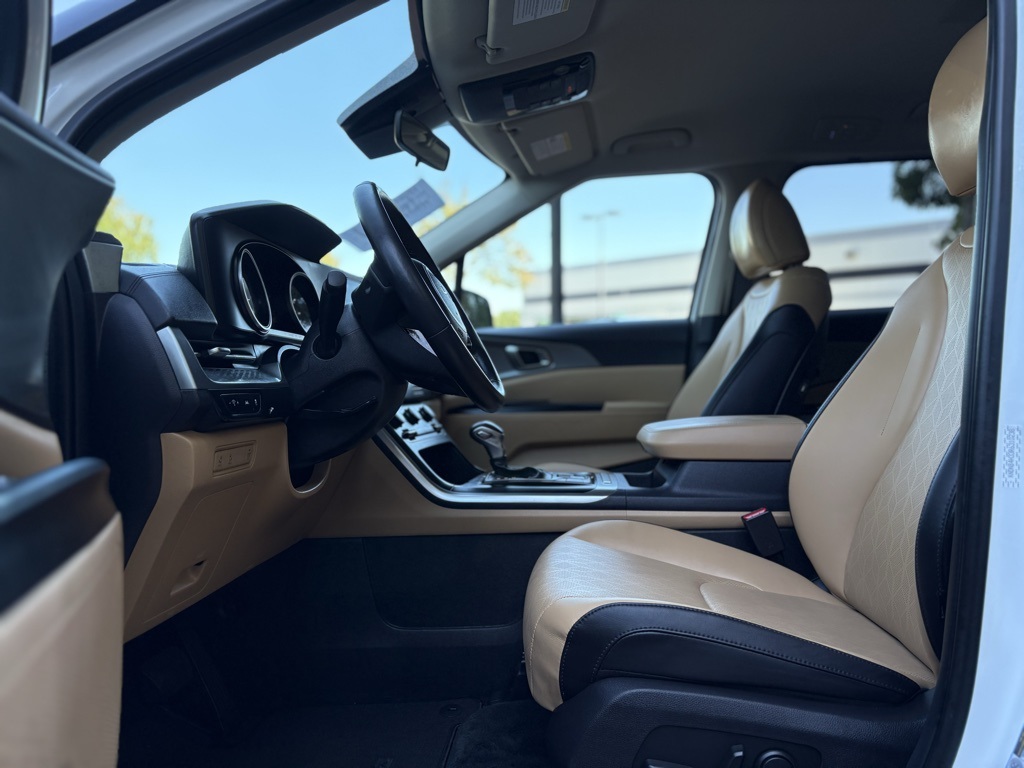 2024 Kia Carnival LX photo 16