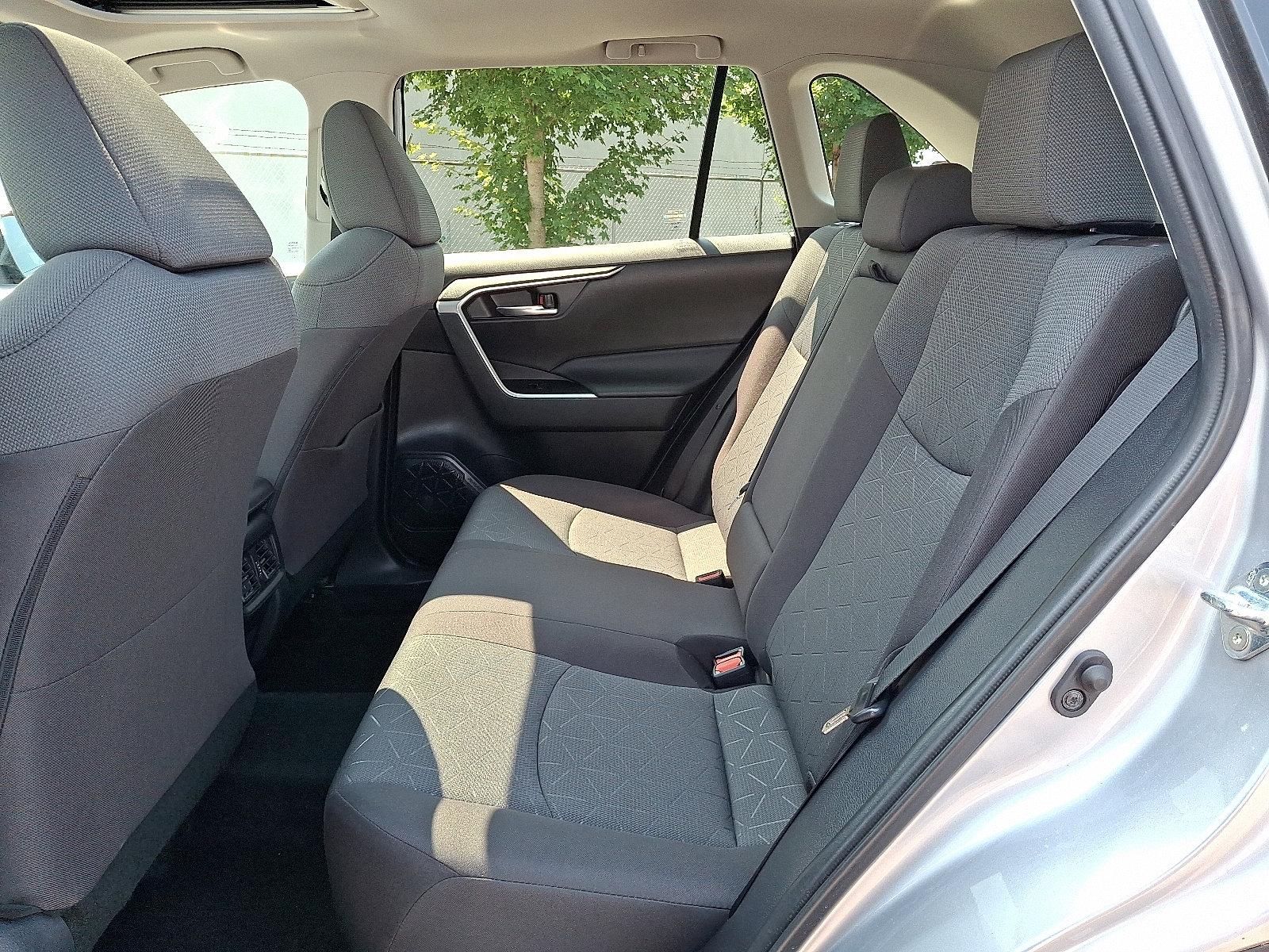2022 Toyota RAV4 XLE photo 3