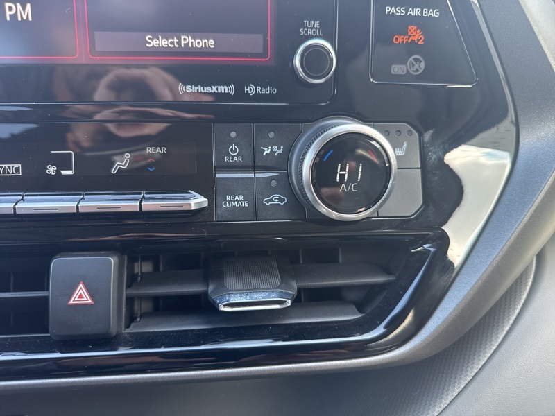 2021 Toyota Highlander XLE photo 30