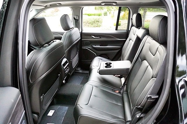 New 2023 Diamond Black Crystal Pearl-Coat Exterior Paint Jeep 4xe image 20