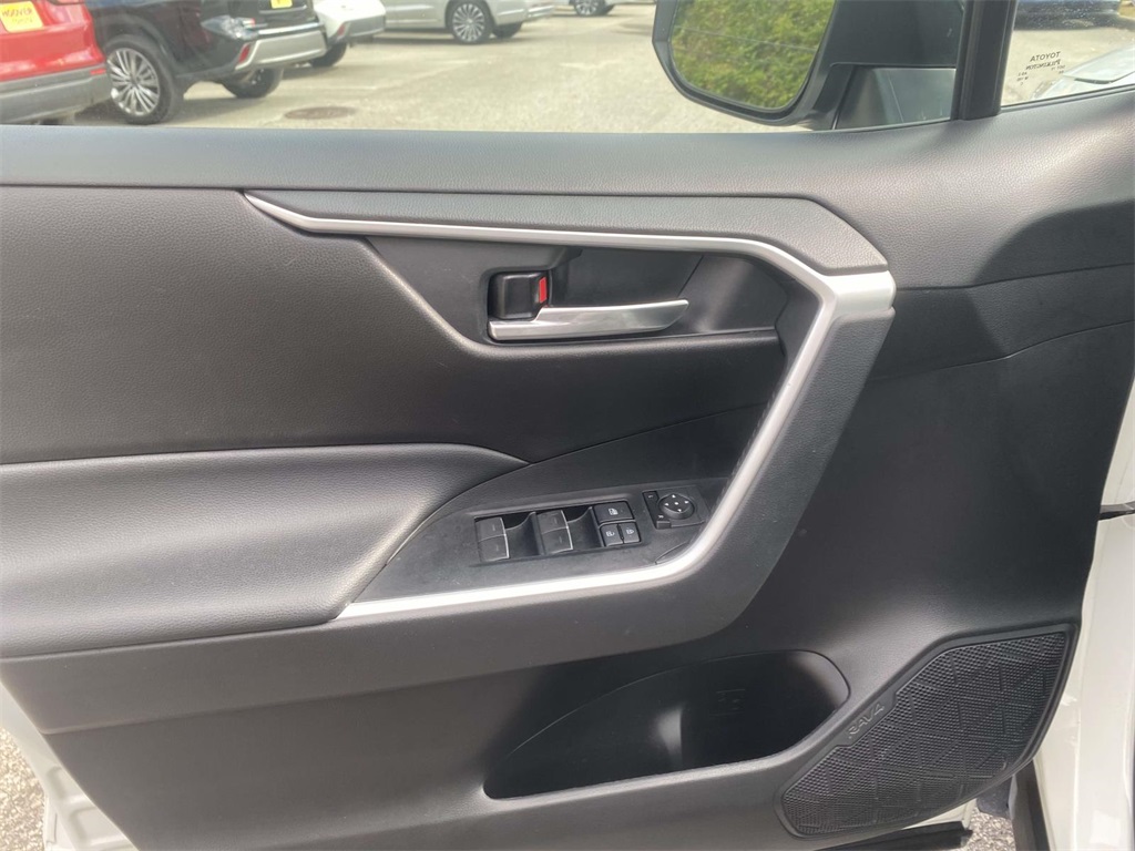 2022 Toyota RAV4 XLE photo 14
