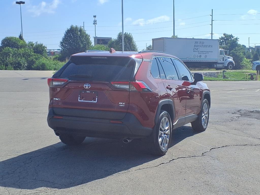 2023 Toyota RAV4 XLE Premium photo 3