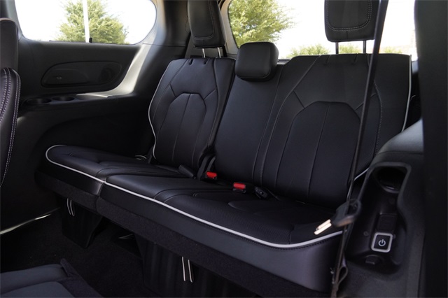 2025 Chrysler Pacifica Limited photo 12