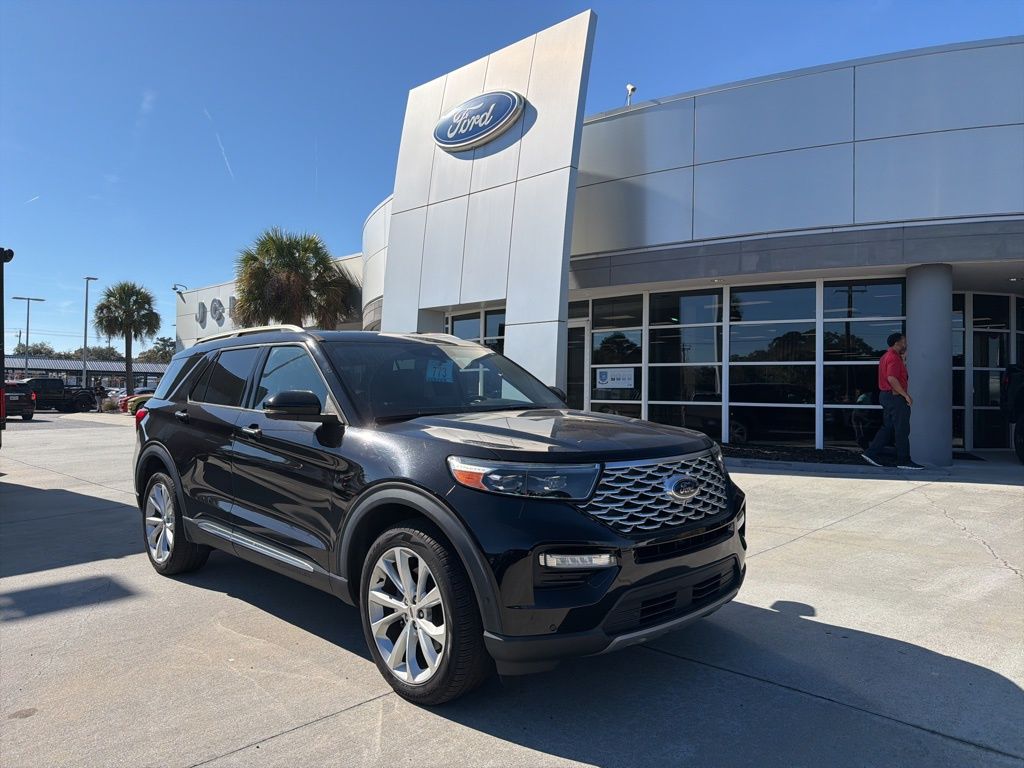 2022 Ford Explorer Platinum's photo