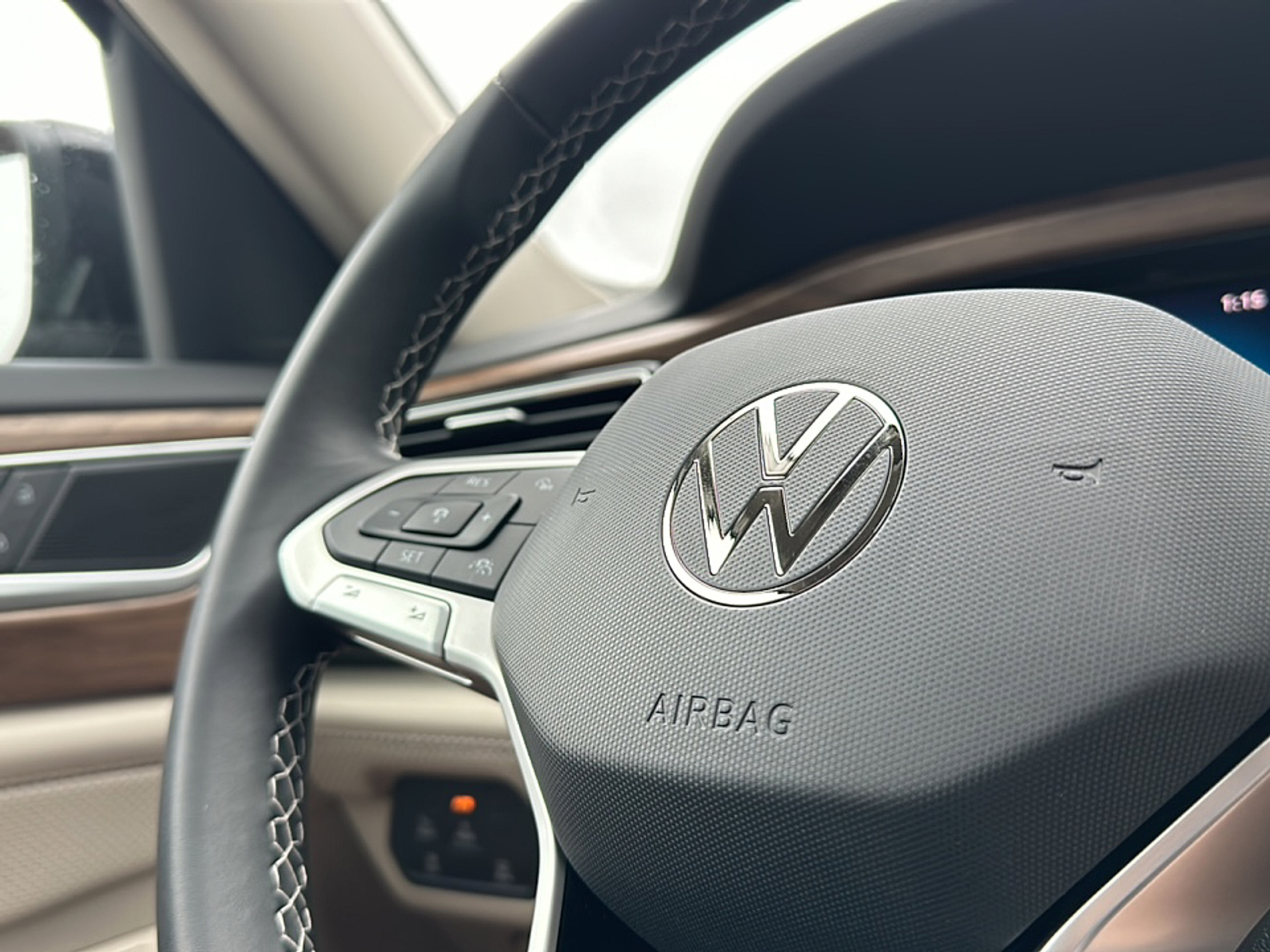 New 2025 Deep Black Pearl Volkswagen 2.0T SE image 22