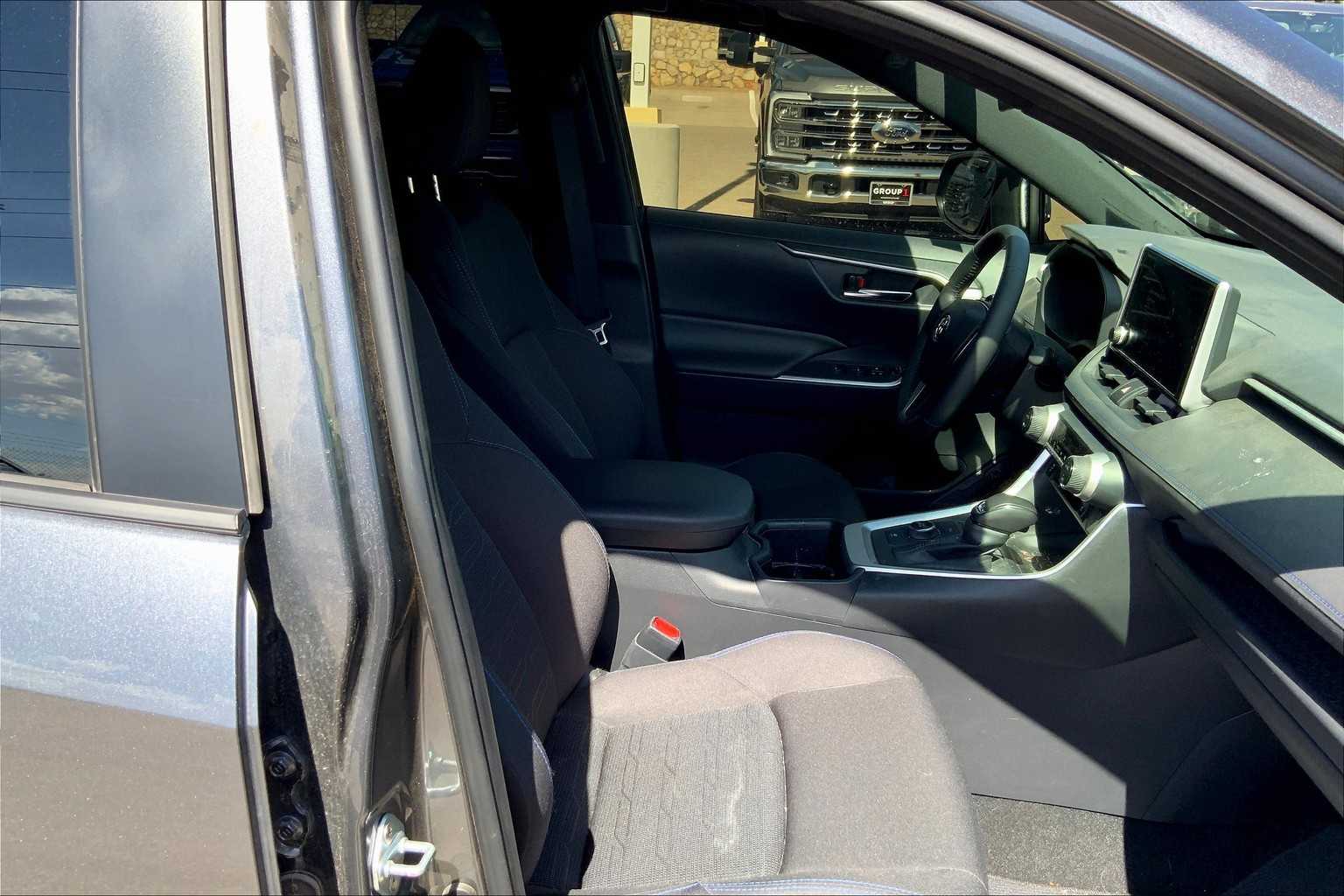 2024 Toyota RAV4 Hybrid SE photo 2