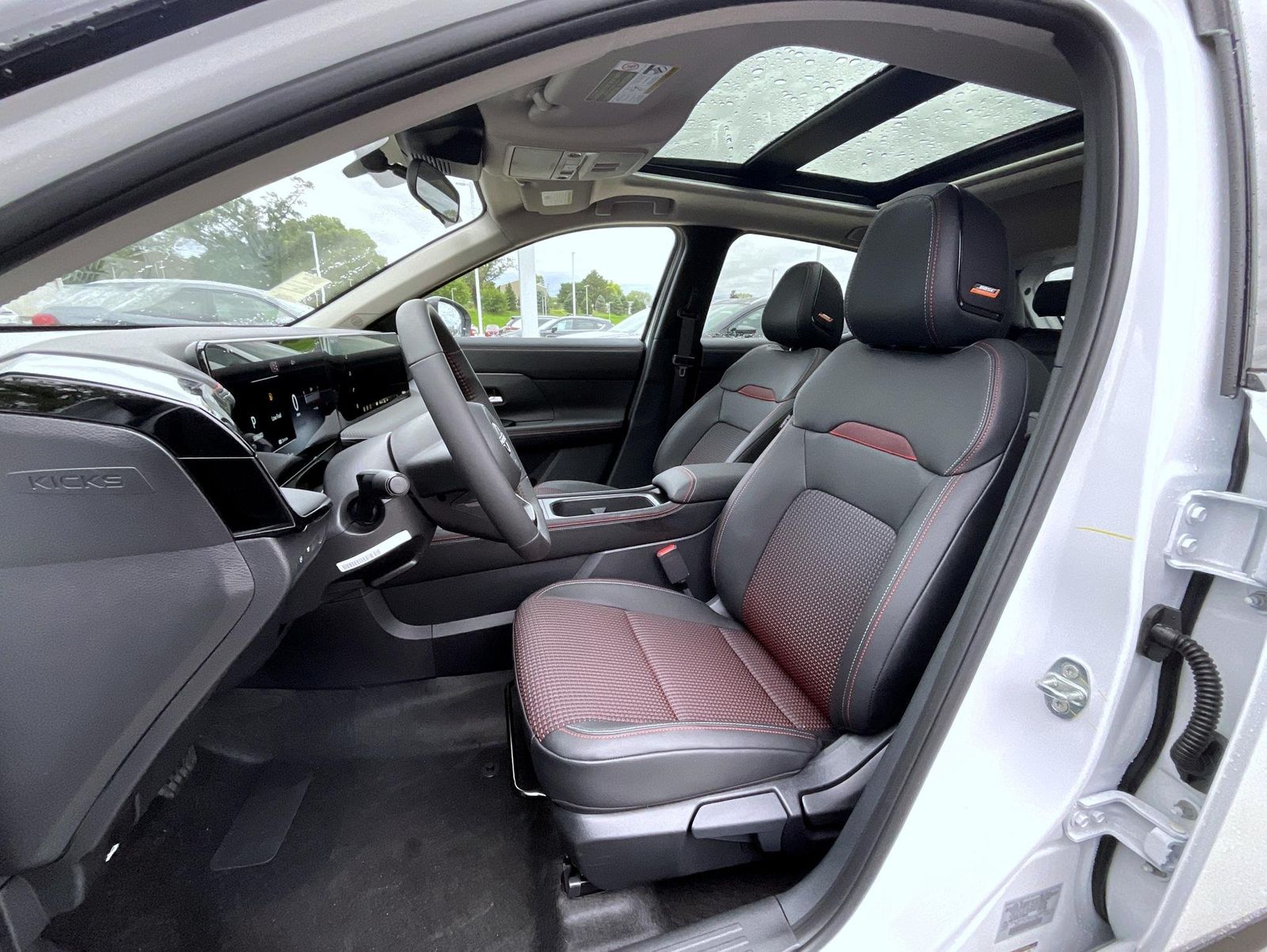 2026 Nissan Kicks SR photo 7