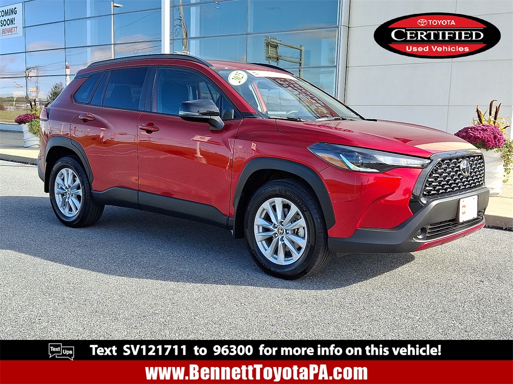 2025 Toyota Corolla Cross LE's photo