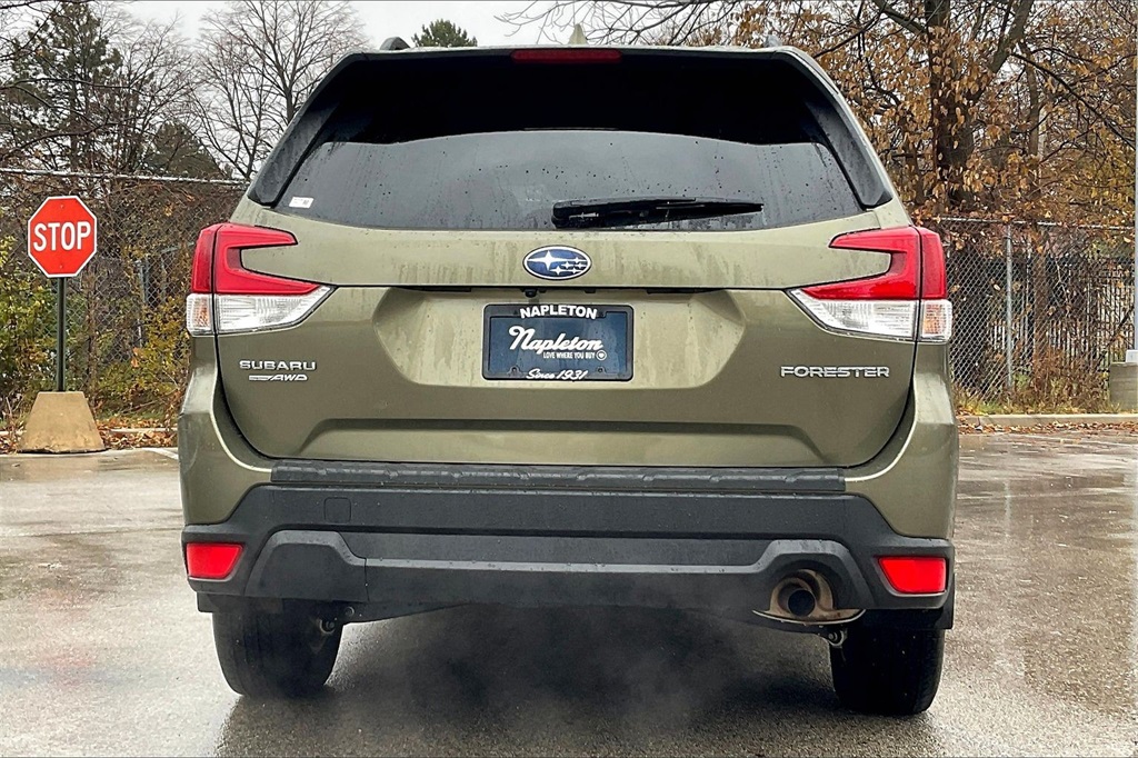 2022 Subaru Forester Premium photo 3