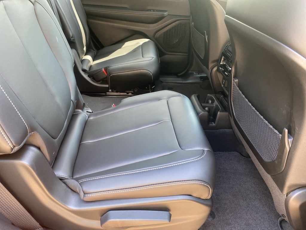2025 Jeep Grand Cherokee Limited photo 13