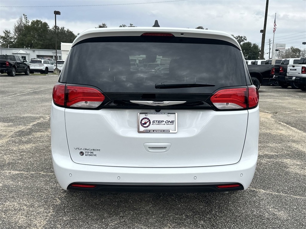 2025 Chrysler Voyager LX photo 6