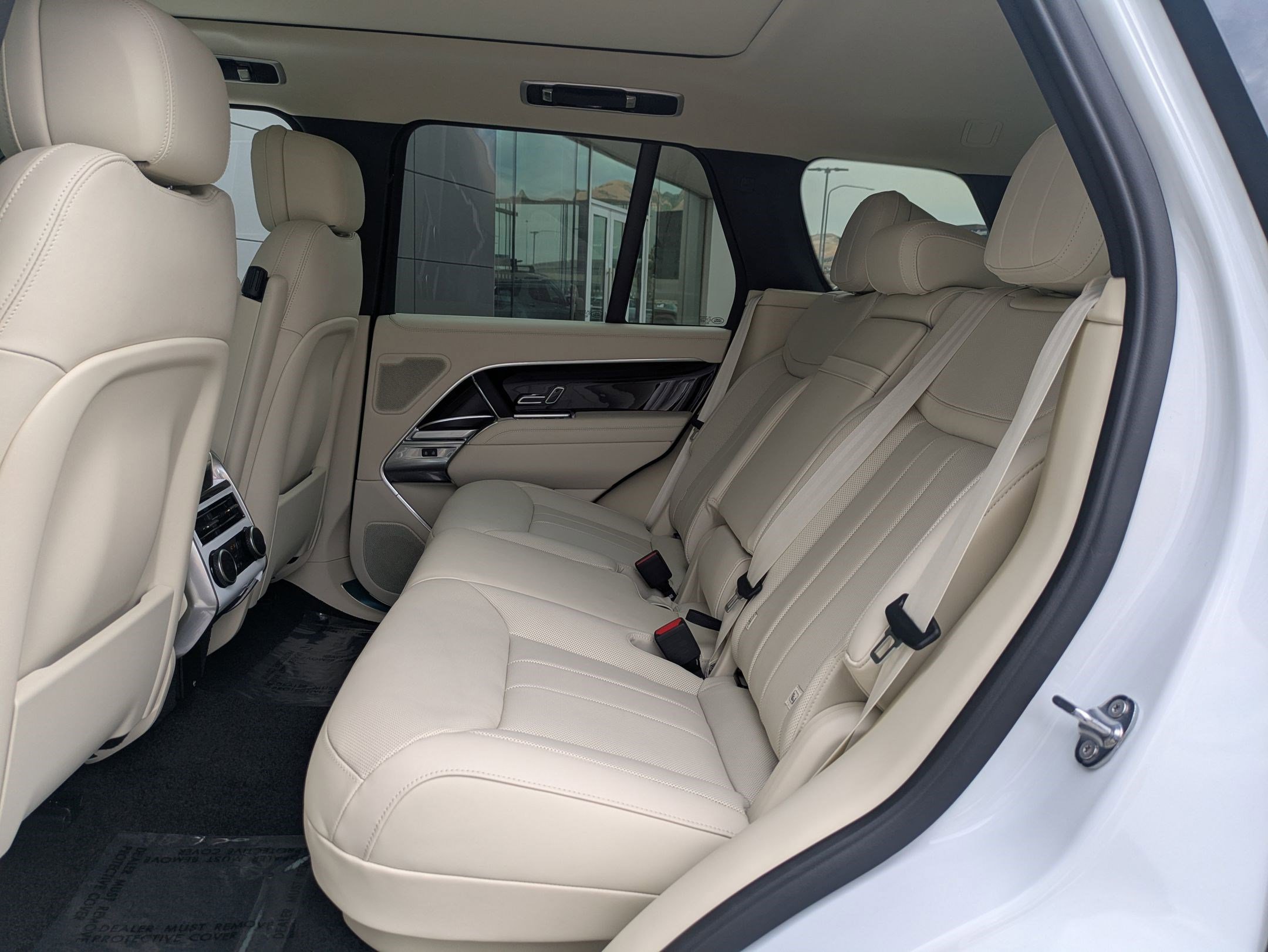 2025 Land Rover Range Rover SE photo 13