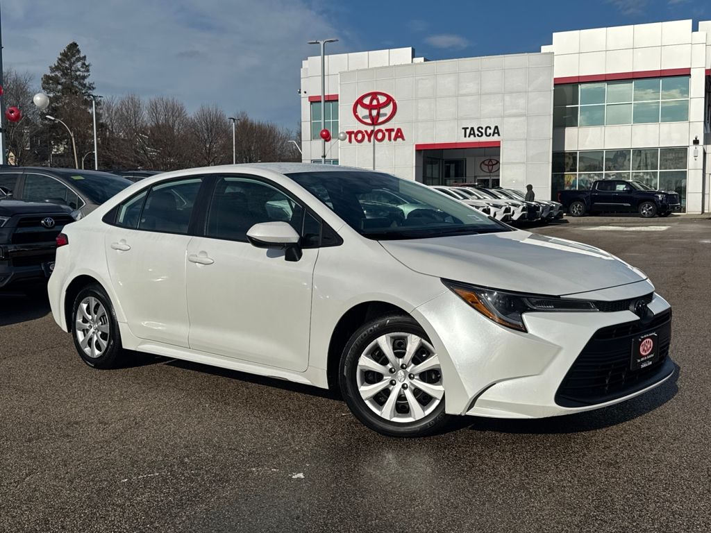 2024 Toyota Corolla LE's photo