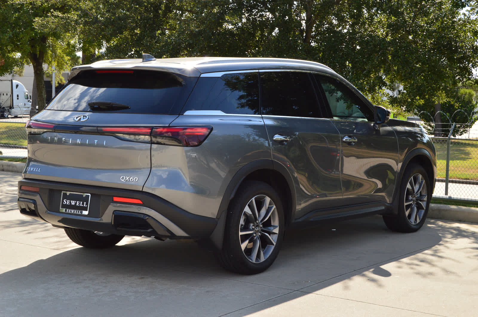 2024 Infiniti QX60 Luxe photo 2