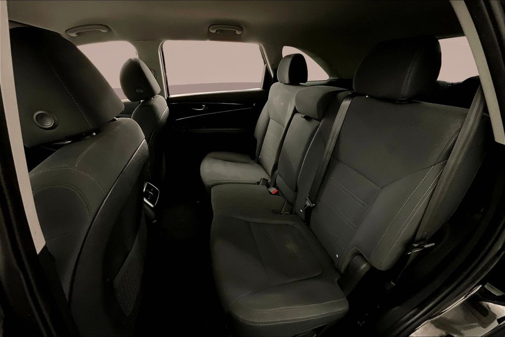 2020 Kia Sorento S photo 25