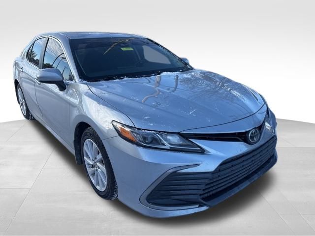 2024 Toyota Camry LE's photo
