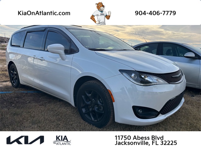 2018 Chrysler Pacifica Touring L's photo