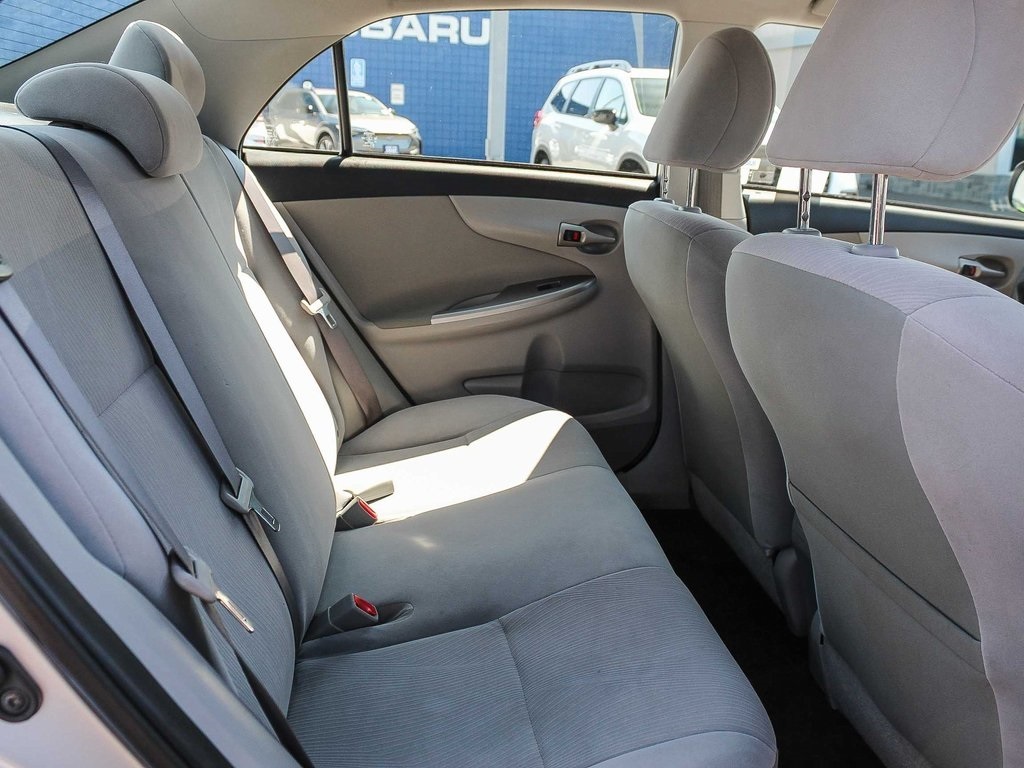 2012 Toyota Corolla LE photo 17