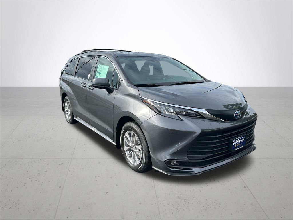 2025 Toyota Sienna XLE photo 5